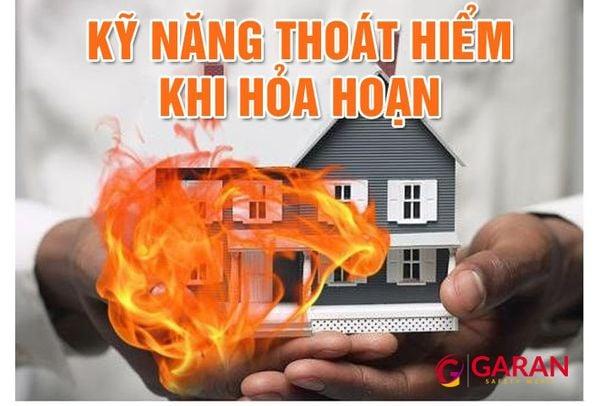 Hình ảnh minh họa mọi người đang thoát hiểm khỏi tòa nhà bị cháy, sử dụng thang bộ và che mũi miệng bằng khăn ẩm.